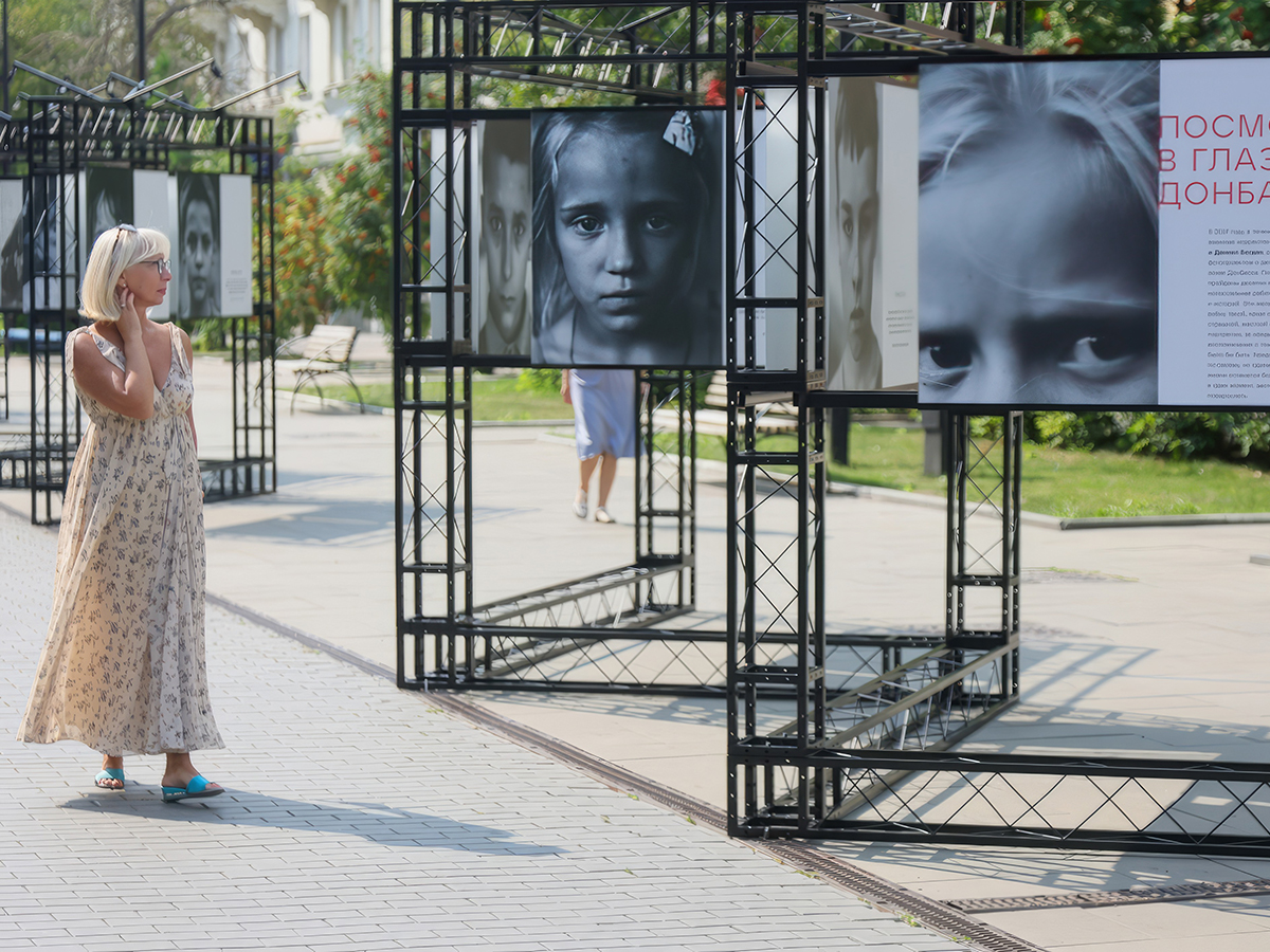 Фотовыставка «Посмотри в глаза Донбассу»